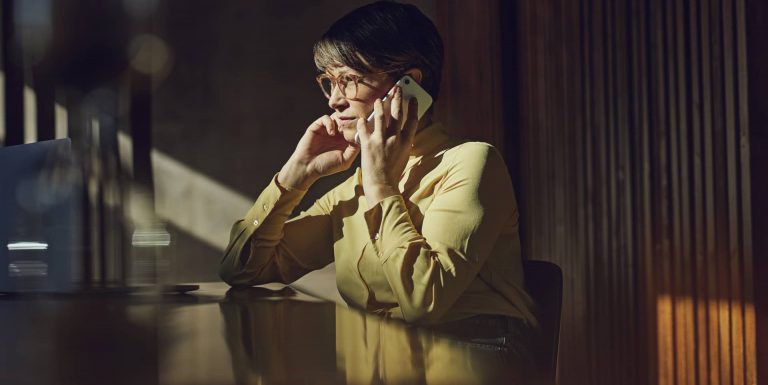 Une femme discute avec un psychologue par téléphone