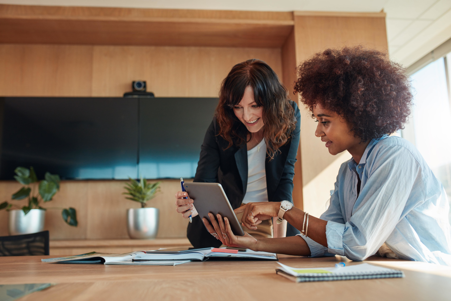 Deux femmes regardant sur leur tablette les nouveautés concernant la santé au travail