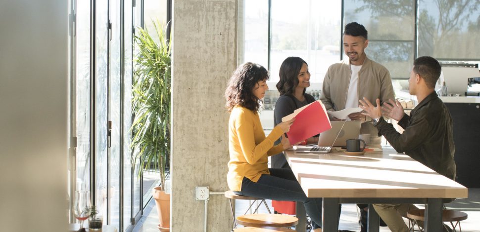 Un groupe de salariés discutant des nouveautés concernant la santé au travail au bureau