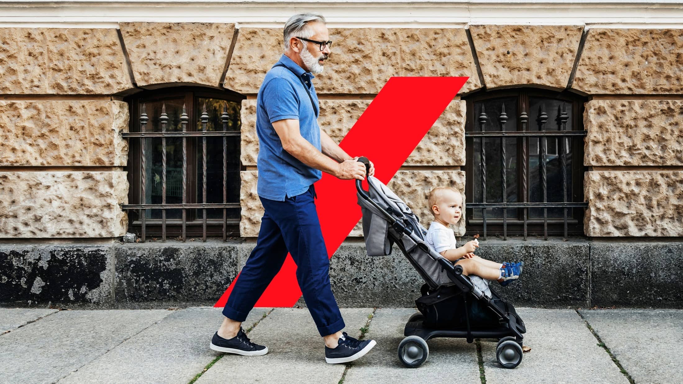 Un grand-père promène son petit-fils en poucette Un grand-père promène son petit-fils en poucette