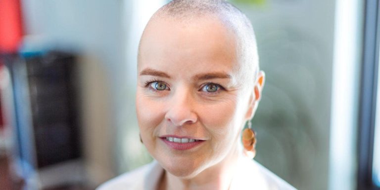 Une femme souffrant du cancer découvrant la garantie « Soutien maladies graves » proposée par AXA