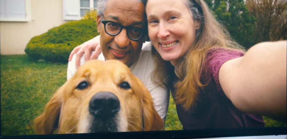 Un couple de retraité avec leur chien, qui profitent pleinement de leur retraite grâce à leur plan épargne