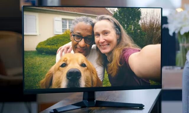 Un couple de retraité avec leur chien, qui profitent pleinement de leur retraite grâce à leur plan épargne