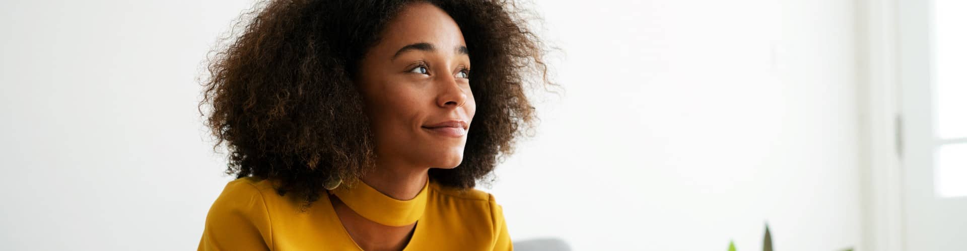 Une femme souriante