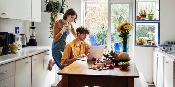 Un jeune couple consulte le site de leur complémentaire santé Un jeune couple consulte le site de leur complémentaire santé