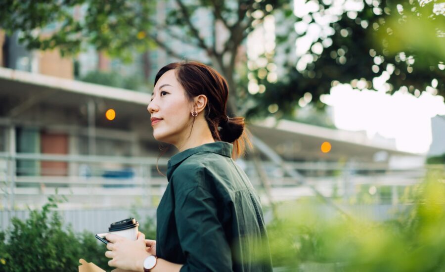 Une femme souriant en allant travailler – santé mentale