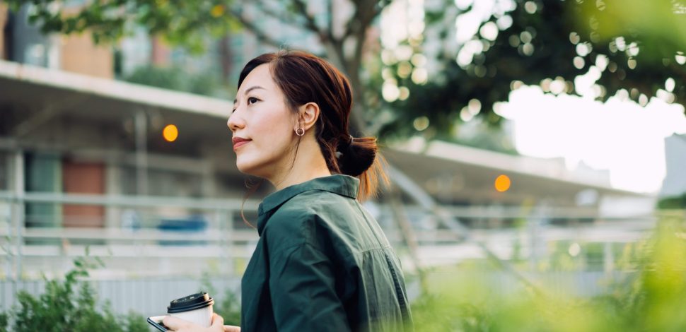 Une femme souriant en allant travailler – santé mentale