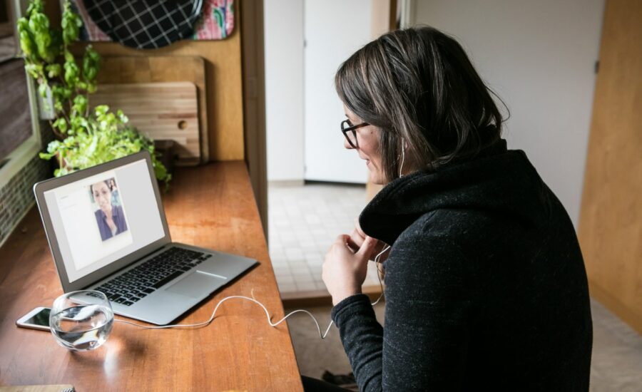 Une femme en visioconférence pour une téléconsultation médicale