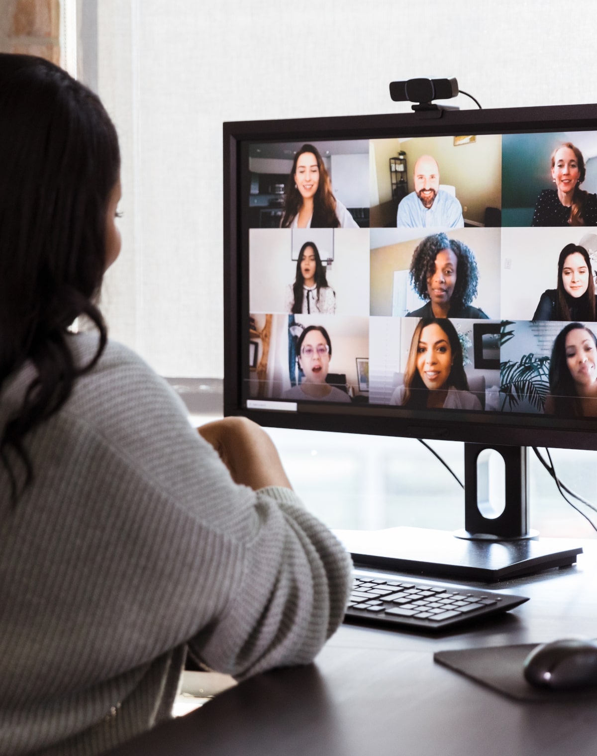 Une femme participant à une réunion en visioconférence