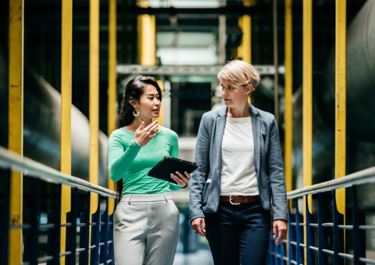 Deux femmes marchent en discutant de leurs préoccupations et leurs besoins d’assurance