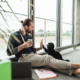 Un homme sur son lieu de travail check un petit chien noir