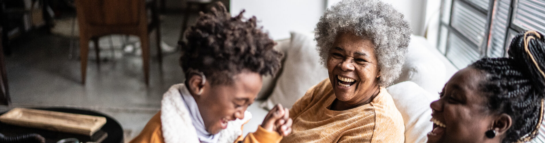 Enfant jouant avec sa mère et sa grand-mère dans le salon à la maison