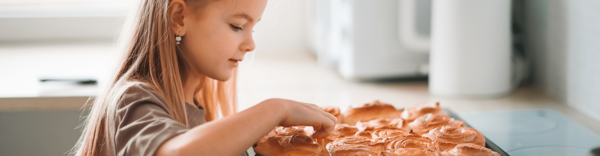 Une petite fille qui regarde des petits pains - prévention obésité