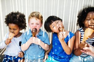 Des jeunes enfants mangeant une glace - prévention surpoids