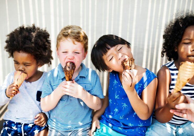 Des jeunes enfants mangeant une glace - prévention surpoids