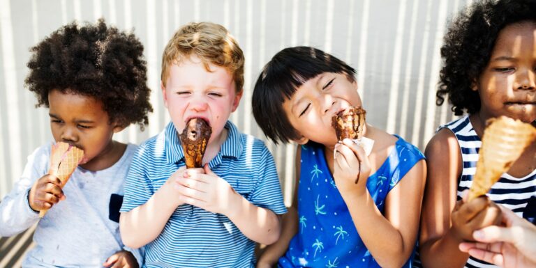 Des jeunes enfants mangeant une glace - prévention surpoids