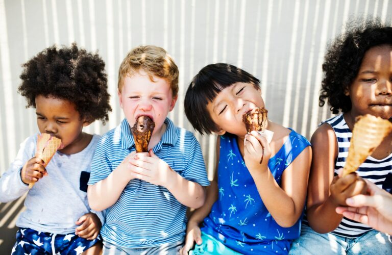 Des jeunes enfants mangeant une glace - prévention surpoids