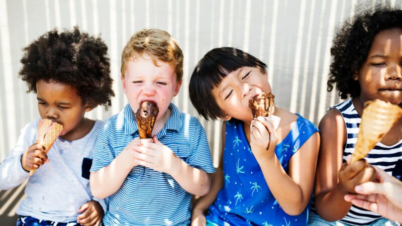 Des jeunes enfants mangeant une glace - prévention surpoids