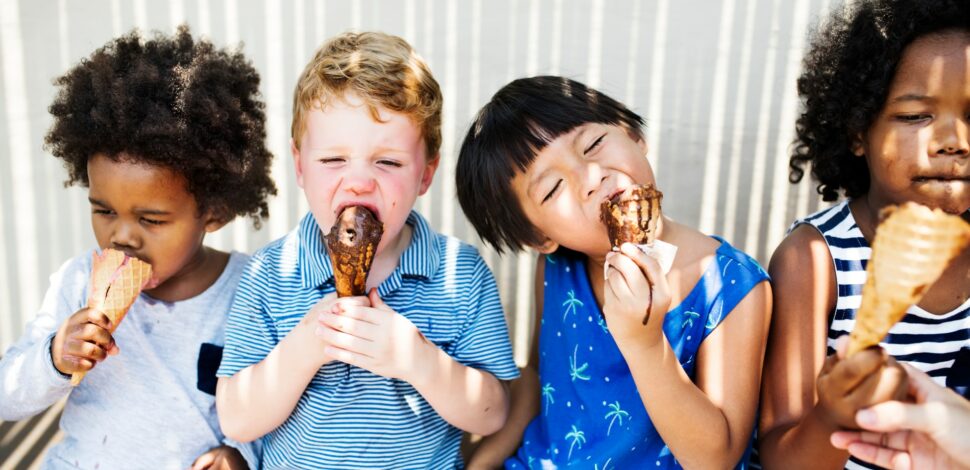 Des jeunes enfants mangeant une glace - prévention surpoids