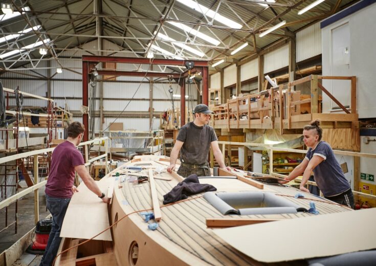 Une femme et deux hommes sur un chantier naval - partage de la valeur