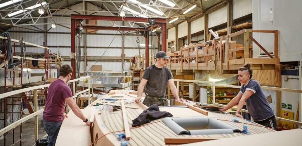 Une femme et deux hommes sur un chantier naval - partage de la valeur