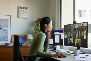Une femme en télétravail - Nouveautés 2025 Épargne salariale retraite