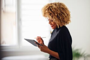 Une femme travaillant sur sa tablette - Investissement Responsable