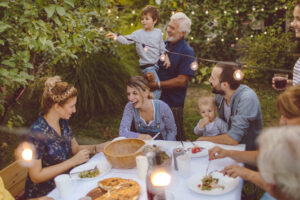 Famille multigénérationnelle lors d’un dîner - Nouveautés 2025 Santé et Prévoyance