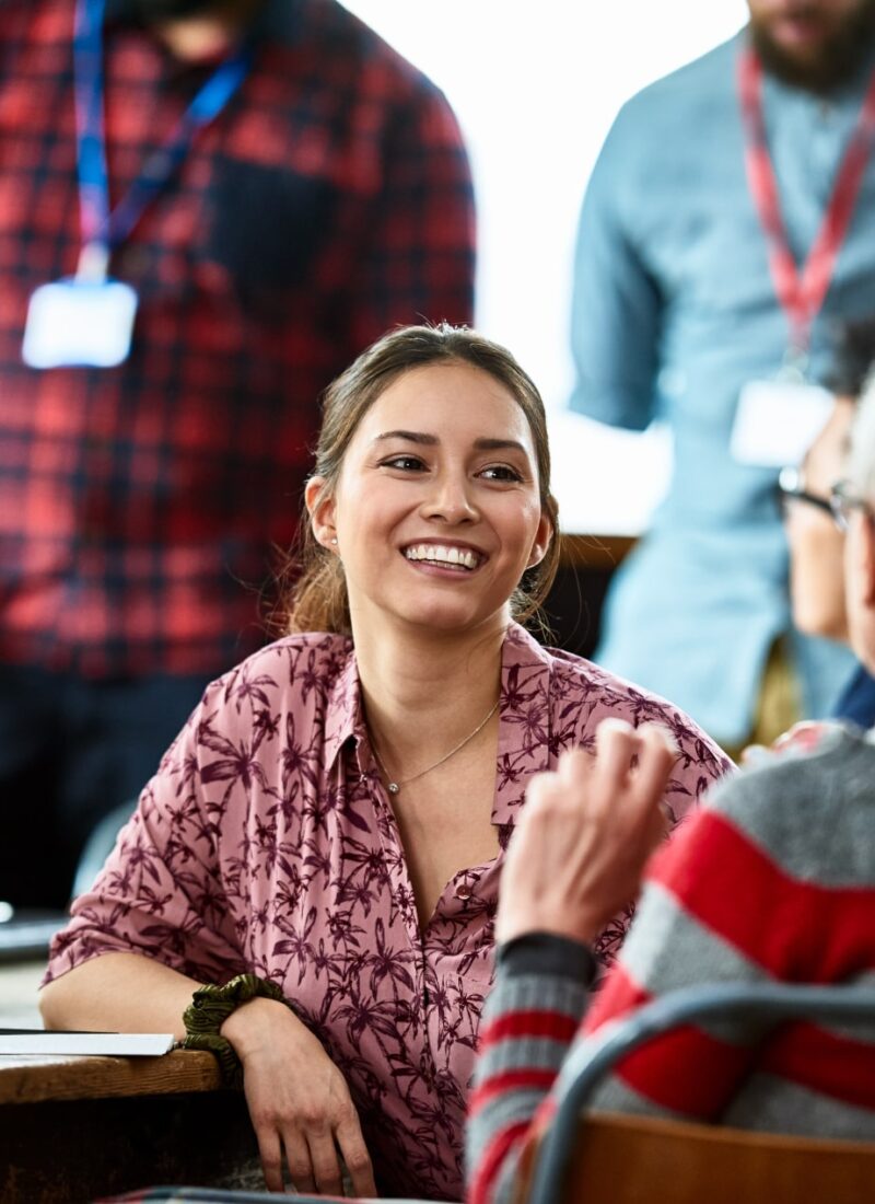 Deux salariés discutant dans une salle de pause - Bien-être salariés