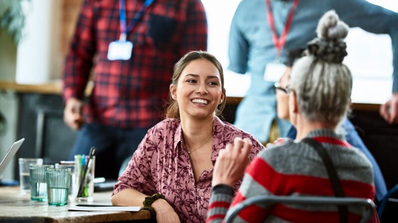 Deux salariés discutant dans une salle de pause - Bien-être salariés