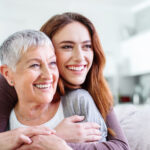 Mère et fille s'enlaçant