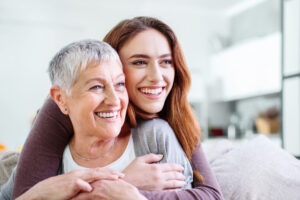 Mère et fille s'enlaçant