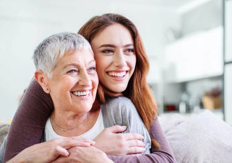 Mère et fille s'enlaçant