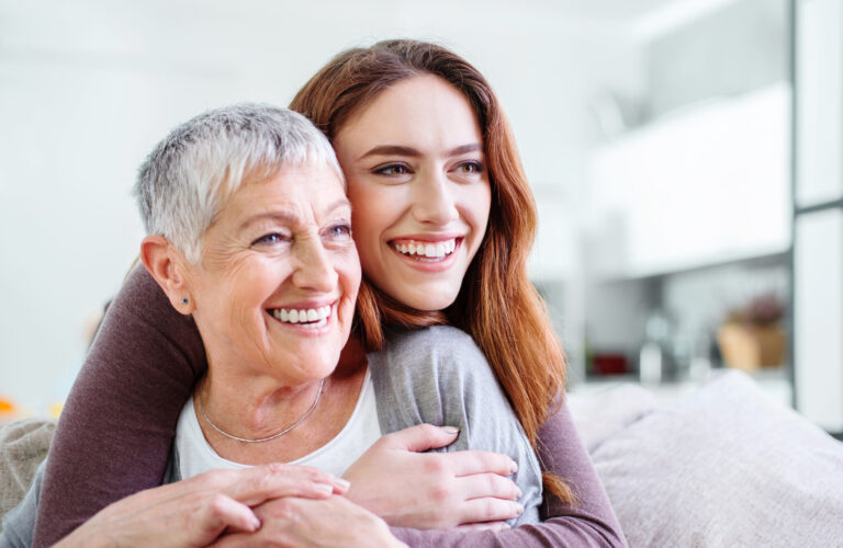 Mère et fille s'enlaçant