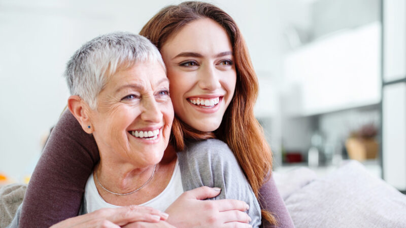 Mère et fille s'enlaçant