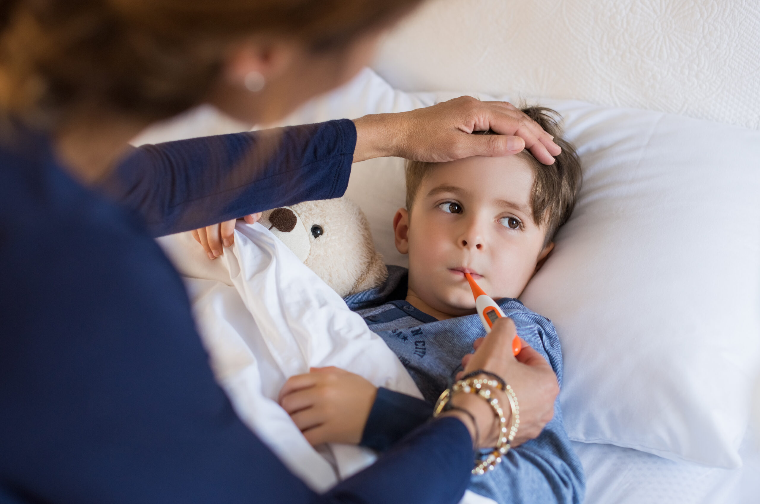 Une mère prenant soin de son enfant Une mère prenant soin de son enfant