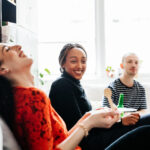 Jeunes collaborateurs passant un bon moment au bureau