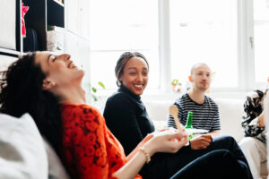 Jeunes collaborateurs passant un bon moment au bureau