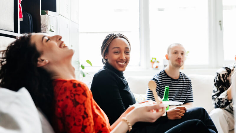 Jeunes collaborateurs passant un bon moment au bureau