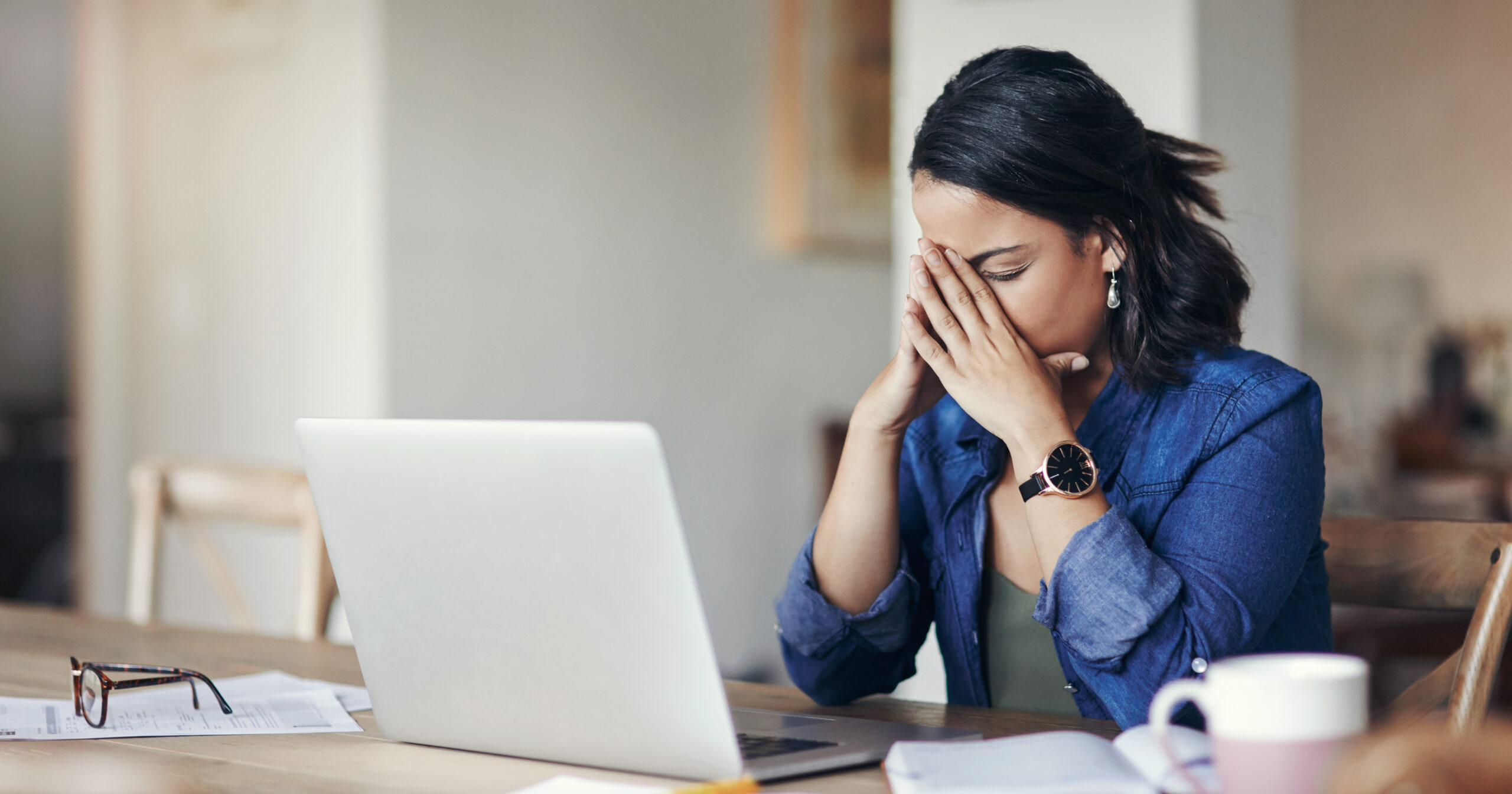 Jeune femme stressée Jeune femme stressée