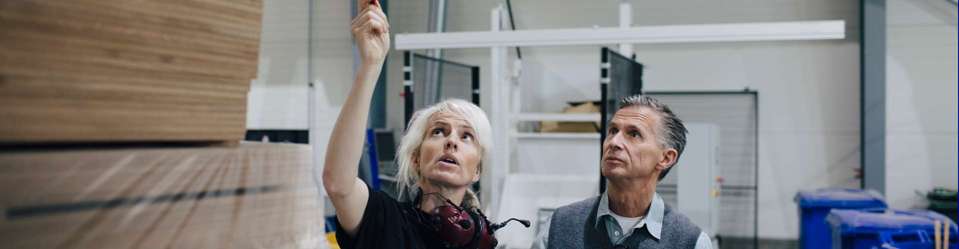 Une femme et un homme dans un espace de stockage - Participation, intéressement