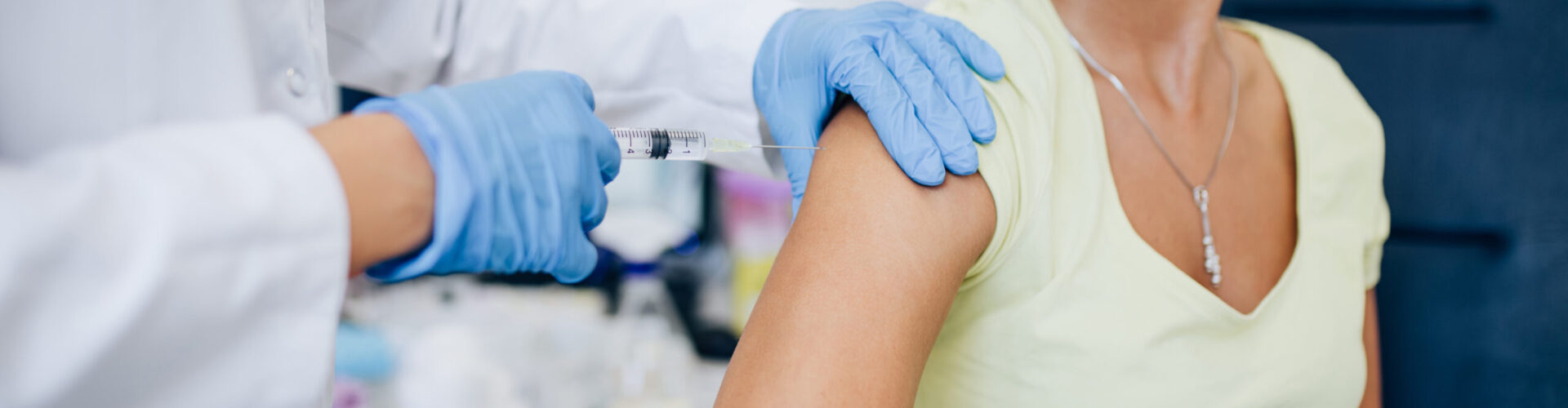 Jeune femme se faisant vacciner Jeune femme se faisant vacciner