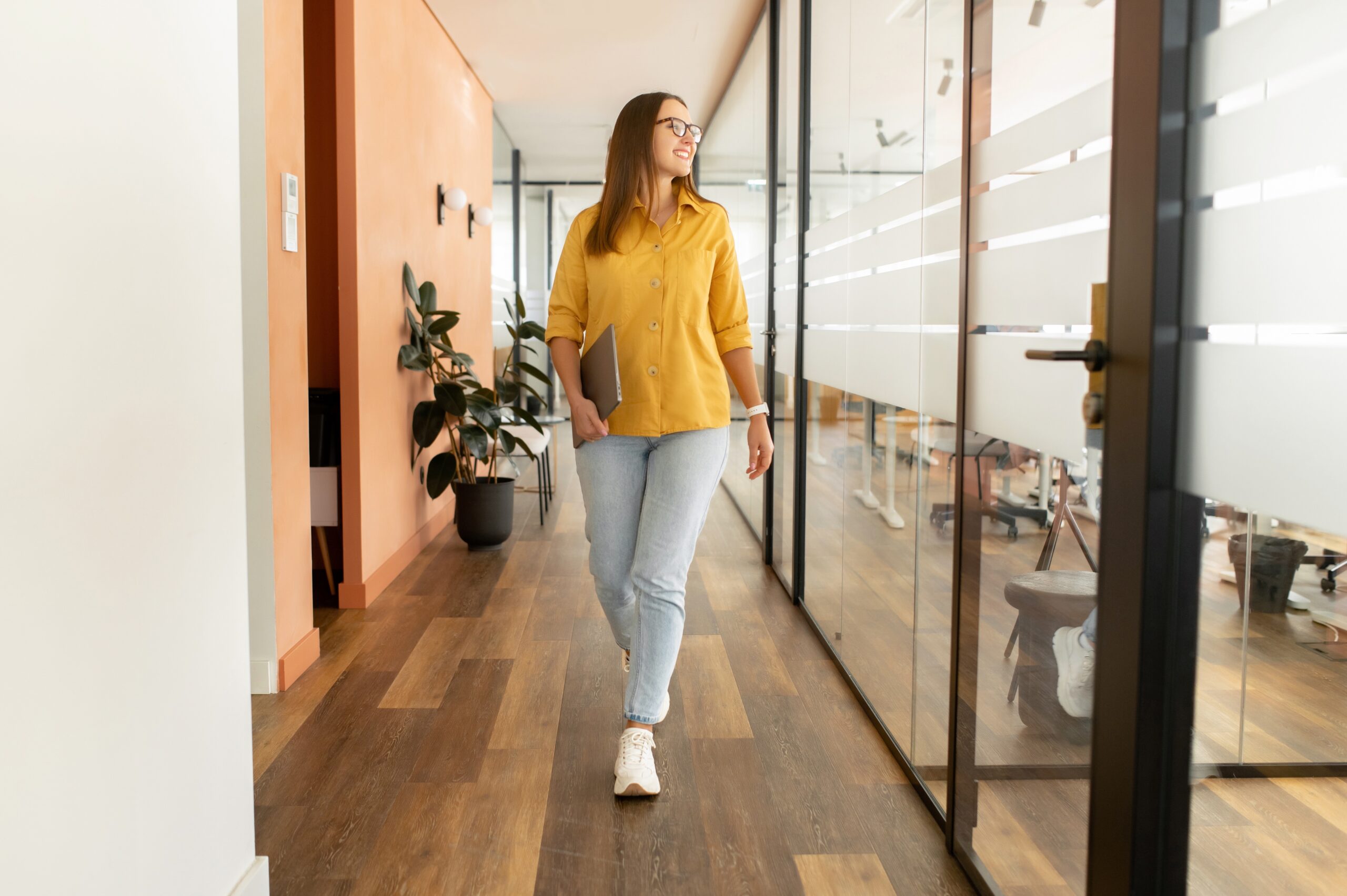 Jeune femme au bureau Jeune femme au bureau