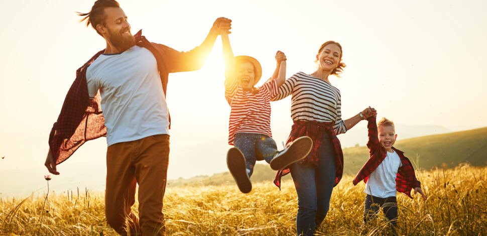 Famille heureuse en vacances