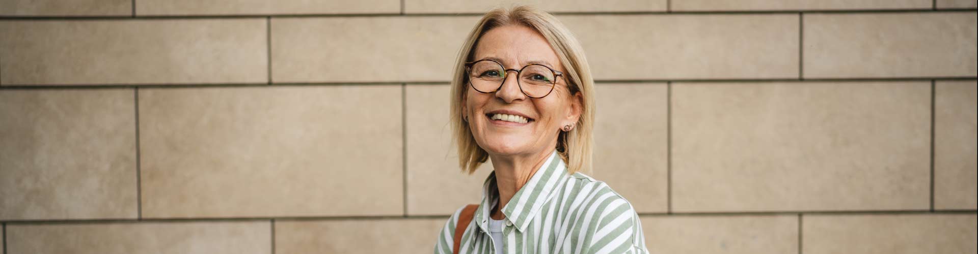 Un salarié de 50 ans souriante - campagne pour valoriser les compétences Un salarié de 50 ans souriante - campagne pour valoriser les compétences