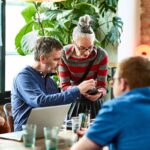 Des salariés de 50 ans et plus, parlent de leurs compétences