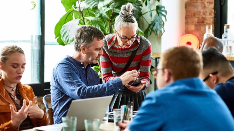 Des salariés de 50 ans et plus, parlent de leurs compétences
