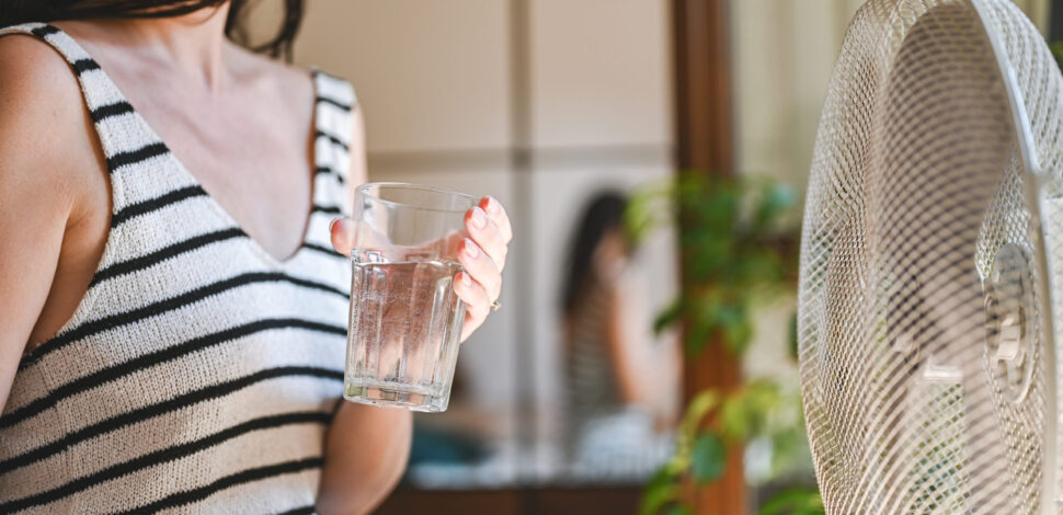 Jeune femme tenant un verre d'eau Jeune femme tenant un verre d'eau