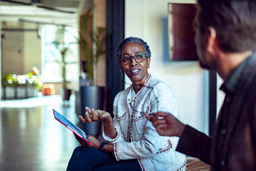 Senior emploi DARES - une femme et un homme discutent au travail