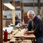 Senior emploi DARES - un homme travaille le bois